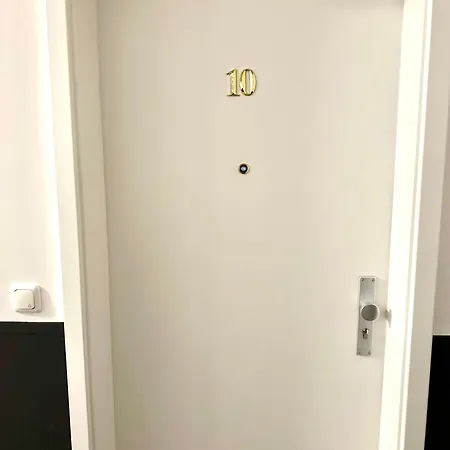 Aparthotel דירה 3*